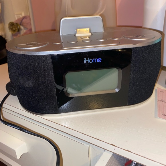 iHome iD38 Dual Charging Stereo FM Clock Radio - Black - Picture 4 of 7